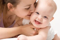 Sáng ngủ dậy, mẹ hãy làm 5 điều này cho con yêu