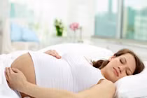 Bà bầu ghi nhớ 4 thứ phải cởi ra, 4 thứ nên mặc vào khi đi ngủ