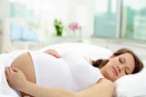 Bà bầu ghi nhớ 4 thứ phải cởi ra, 4 thứ nên mặc vào khi đi ngủ