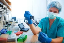 Vợ chồng đưa nhau đi lấy mẫu ADN, tá hỏa biết sự thật gây sốc