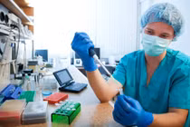 Vợ chồng đưa nhau đi lấy mẫu ADN, tá hỏa biết sự thật gây sốc