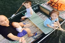 Ông bố đơn thân Việt một nách nuôi 3 con nhỏ 