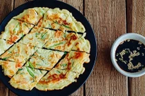 Học cách làm bánh xèo của các nước cực đơn giản