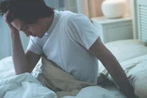 Đổ mồ hôi đêm tưởng bình thường ai ngờ là dấu hiệu của 7 bệnh 