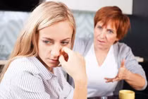 Khổ sở với sự quá quắt của mẹ chồng 