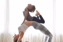 Mãn nhãn xem ba mẹ con tập yoga tập thể