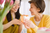 Rơi nước mắt với món quà Giáng sinh mẹ chồng tặng nàng dâu