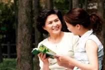 Sự thật bất ngờ đằng sau những lời khen của mẹ chồng