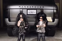 Chùm ảnh cặp sinh đôi "biến hóa" thành những người nổi tiếng 