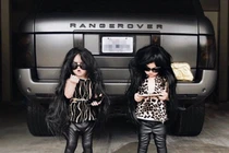 Chùm ảnh cặp sinh đôi "biến hóa" thành những người nổi tiếng 