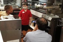 Xót xa cậu bé cả đời chỉ ăn được một loại thực phẩm