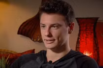 Bệnh lạ khiến nam sinh “ngủ như chết“ 20 giờ mỗi ngày mới đủ