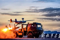 Quân đội Trung Quốc bất ngờ tập trận cực "khủng" tại Tân Cương