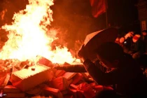 Đốt 100 kg vàng mã để châm lửa lấy đỏ