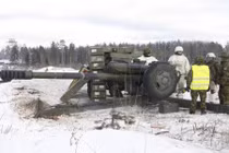 Ngạc nhiên cảnh lính NATO thích thú khi được bắn thử pháo Nga