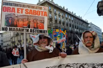 Hàng chục nghìn người biểu tình phản đối dự án đường sắt cao tốc với Pháp