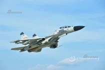 Cẳng thẳng cảnh tiêm kích J-11BH Trung Quốc bổ nhào phóng rocket trên không