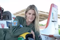 Vẻ đẹp bỏng mắt của nữ phi công Không quân Brazil