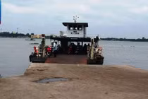 Bí ẩn xung quanh vụ bé gái lọt hố vệ sinh trên phà