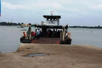 Bí ẩn xung quanh vụ bé gái lọt hố vệ sinh trên phà