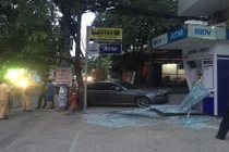 TP HCM: Ôtô BMW nổ lốp đâm vỡ nát trụ ATM 