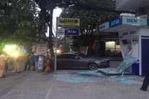 TP HCM: Ôtô BMW nổ lốp đâm vỡ nát trụ ATM 