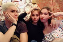 Chỉ là bạn thôi, Lâm Vinh Hải vẫn xỏ giày cho Linh Chi