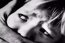 Sang chơi nhà hàng xóm, bé gái 8 tuổi bị dụ dỗ và hiếp dâm 2 lần