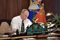 Bộ dụng cụ để bàn làm việc có gắn quốc huy Nga giá 220 triệu đồng 