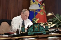 Bộ dụng cụ để bàn làm việc có gắn quốc huy Nga giá 220 triệu đồng 