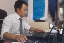 Bà cụ 72 tuổi ly hôn vì chồng mang tiền cho nữ tiếp viên