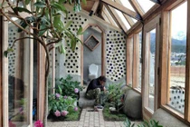 Kiến trúc sư chồng lốp xe và chai lọ thành ngôi nhà đẹp lạ