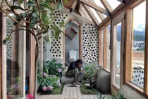 Kiến trúc sư chồng lốp xe và chai lọ thành ngôi nhà đẹp lạ