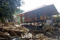 Cận cảnh hàng triệu khối đá đổ xuống lấp kín bản làng