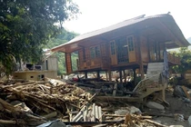 Cận cảnh hàng triệu khối đá đổ xuống lấp kín bản làng