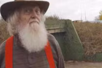 Ông lão gom 42 chiếc xe bus tự xây hầm trú ẩn tiện nghi 