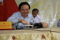 Bộ trưởng Giáo dục “trả nợ” lời hứa với cậu học trò đặc biệt