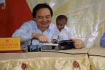 Bộ trưởng Giáo dục “trả nợ” lời hứa với cậu học trò đặc biệt