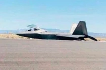 F-22 của Mỹ chưa kịp cất cánh đã hạ cánh bằng bụng