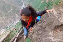 Thót tim nhìn bé 3 tuổi leo thang tới trường ở lưng chừng núi