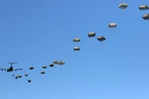 Sau 74 năm, lính dù Israel bất ngờ xuất hiện trở lại châu Âu