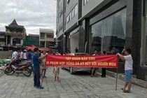 Dân chung cư Bảo Sơn căng băng rôn tố chủ đầu tư "lật kèo"