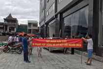 Dân chung cư Bảo Sơn căng băng rôn tố chủ đầu tư "lật kèo"