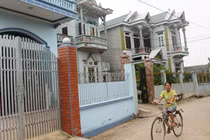 Làng mang nước mắm, mì chính, cá khô xuyên Đông Dương đổi tóc