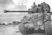 Tại sao xe tăng quân Đồng Minh chỉ được trang bị pháo 75mm?