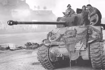 Tại sao xe tăng quân Đồng Minh chỉ được trang bị pháo 75mm?