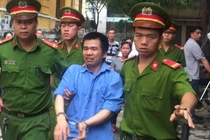 Chồng hờ thiêu sống vợ thoát án tử	