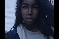 Cận cảnh nhan sắc cô gái da đen kì lạ xinh đẹp nhất thế giới