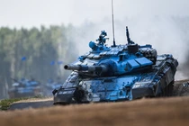 Chạy tuột cả xích, xe tăng Nga vẫn băng băng về đích
