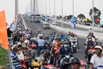 Dòng người ùn ùn lên cây cầu mới ở Đồng Tháp đi thử và chụp ảnh 